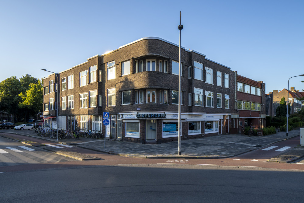 Winkel met bovenwoningen